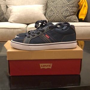 Size 6 Levi’s denim shoes